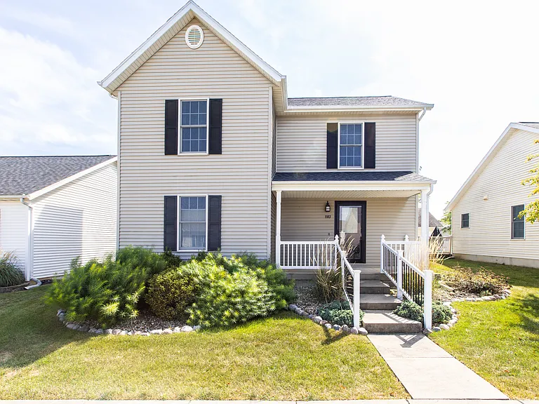 1103 Perry Ln — Photo 1