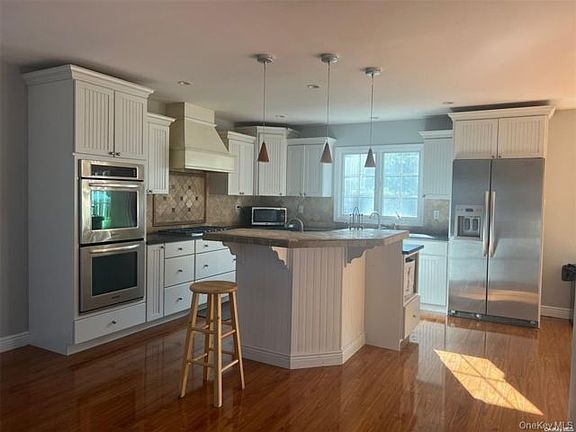 2nd image of 3 Thornridge Ln