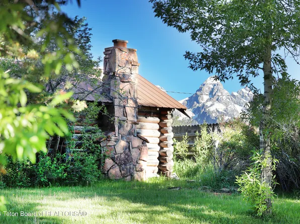 9795 N Main St, Kelly, WY 83011