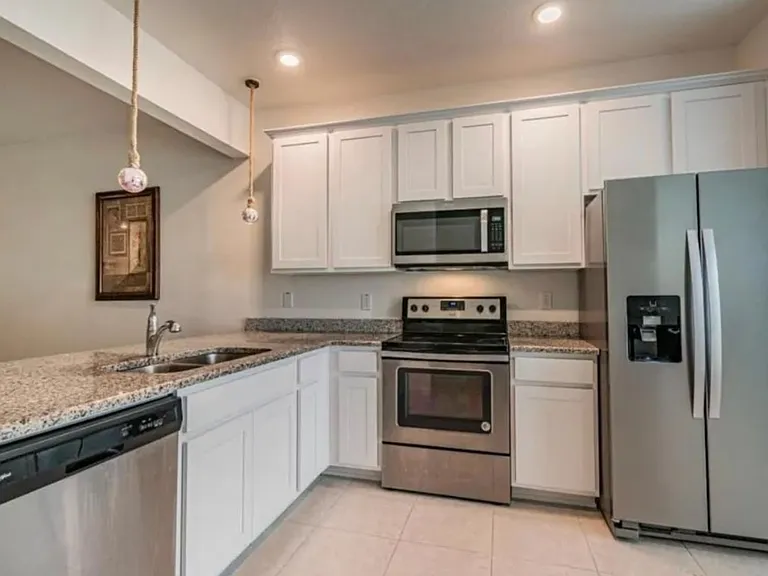 1122 Hillhurst Dr — Photo 3
