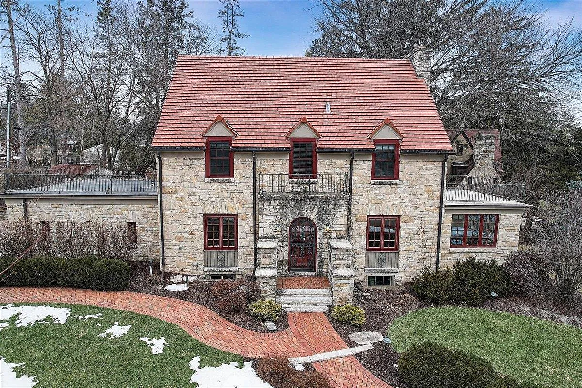 1133 Waban Hill photo 1