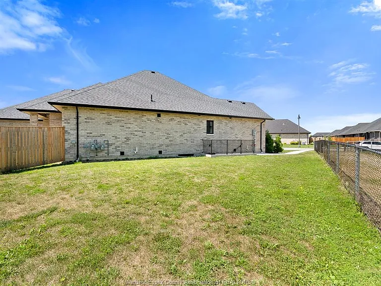 253 Livingstone Cres — Photo 17