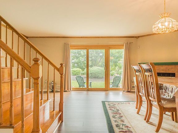 4th image of 105 Saint Anns Ct
