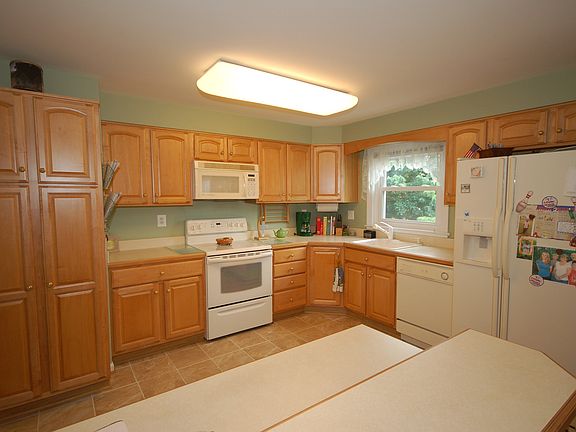 3rd image of 230 Meadows Ln NE