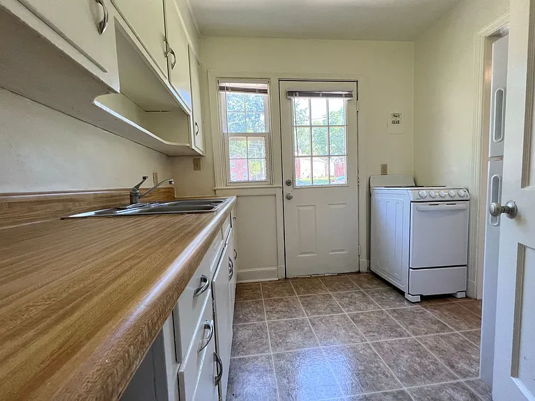 Latham Park Manor — Photo 14