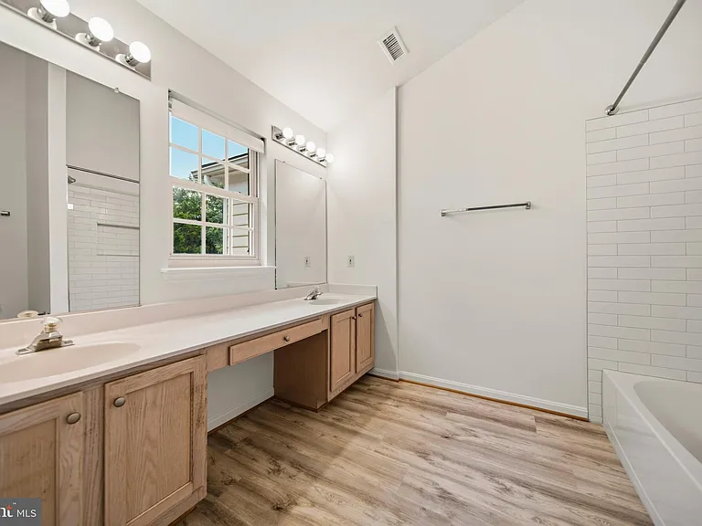 25251 Dunvegan Sq — Photo 16