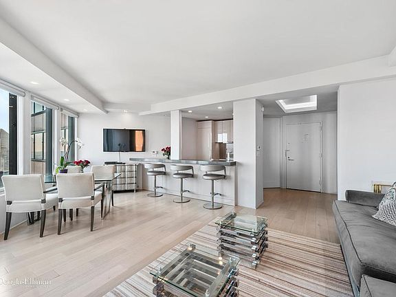 3rd image of 150 W 56th St APT 6102