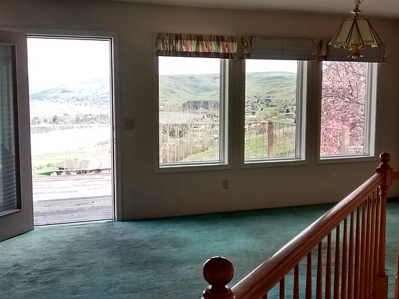 Living Room out to deck