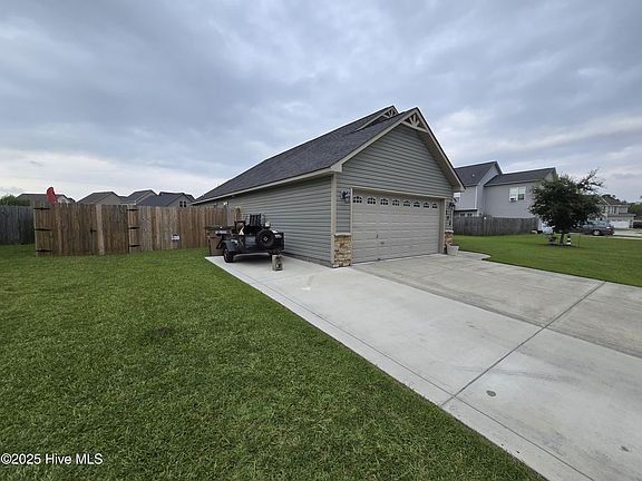 4th image of 102 Stonecroft Lane