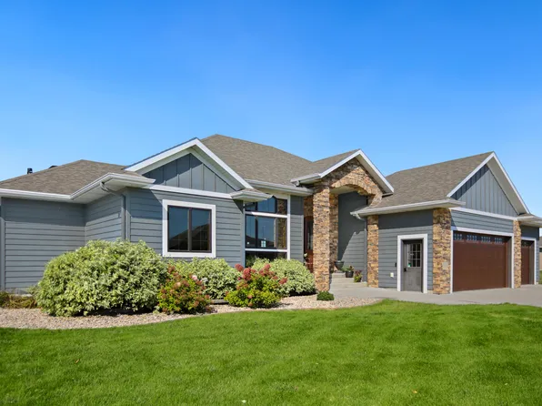 323 W Palmer Cir, Aberdeen City, SD 57401