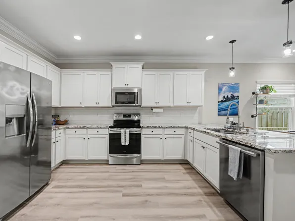 61B 9th Ave, Shalimar, FL 32579