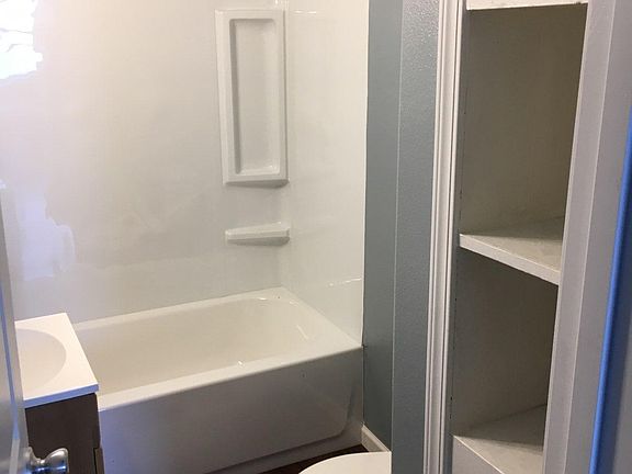 3rd image of 100 1/2 E Maggie St