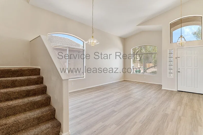4 bed, 2.5 bath, 2024 sqft, $1,950 — Photo 4