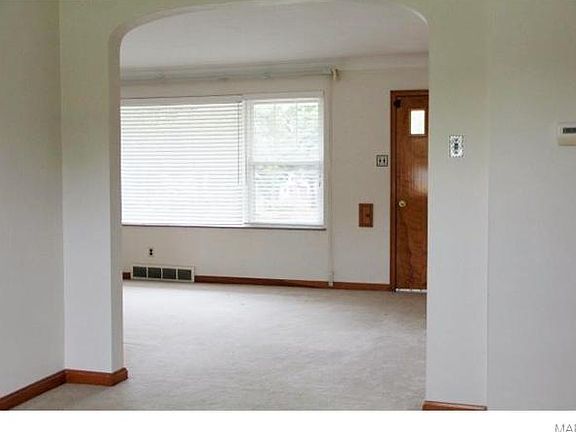 3rd image of 715 Lindsay Ln