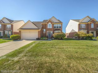 31331 Cedar Ridge Ln, Madison Heights, MI 48071