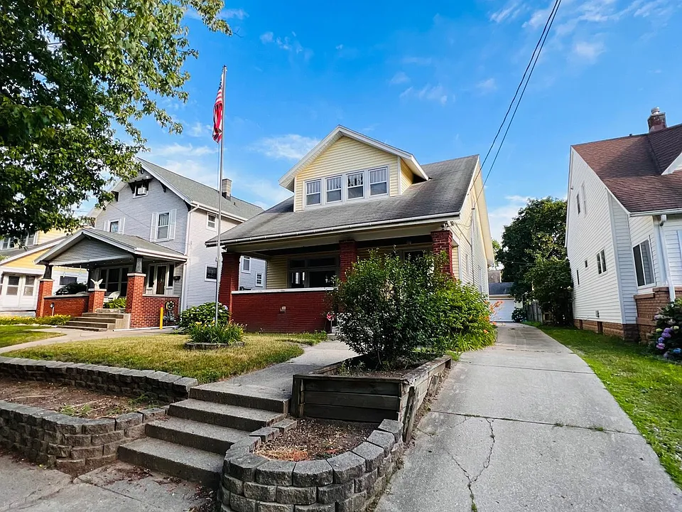 130 Burr Oak St NE