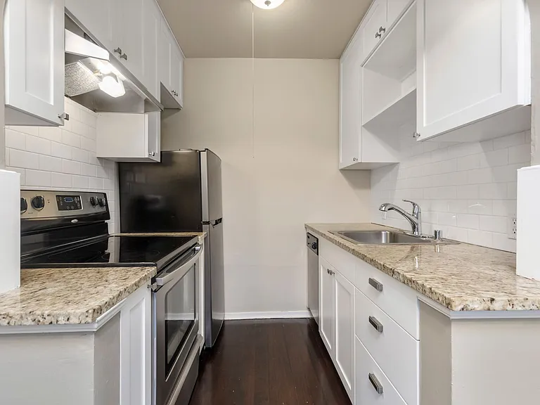 Westland Manor — Photo 18