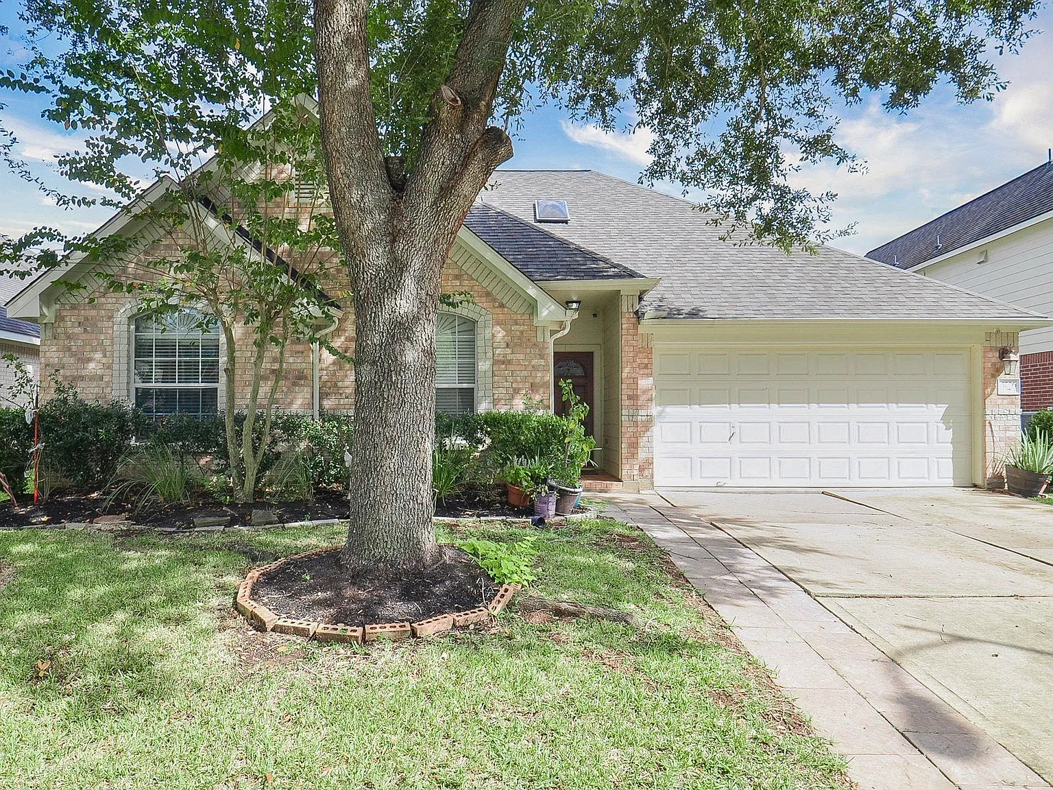 4 bed, 2.0 bath, 2533 sqft, $2,600 — Photo 2
