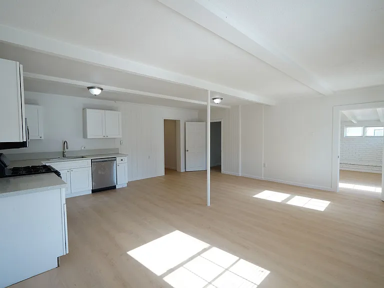1443 N Riverside Ave — Photo 7