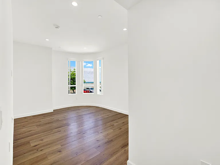 10247 Variel Ave — Photo 24
