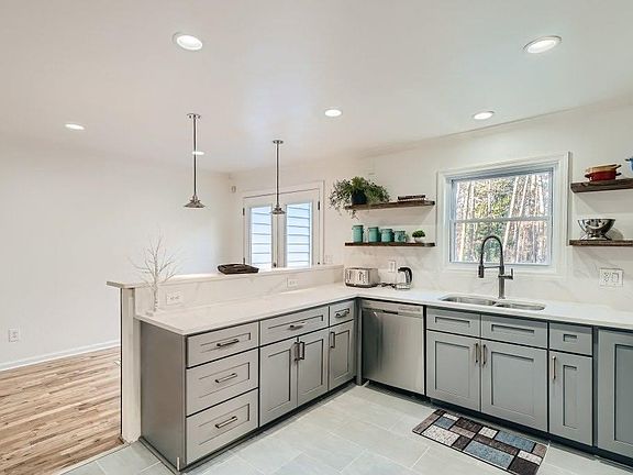 5th image of 4438 Glengary Dr NE