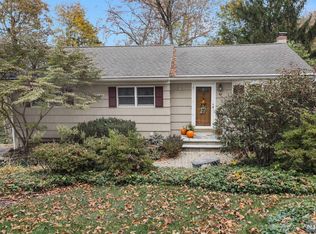 49 Walnut St, Oakland, NJ 07436