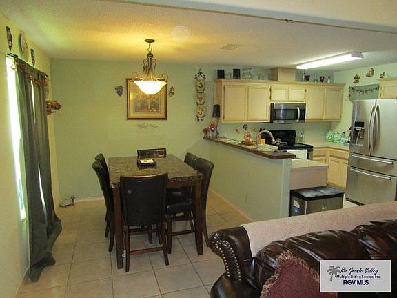 3rd image of 2081 Camargo St