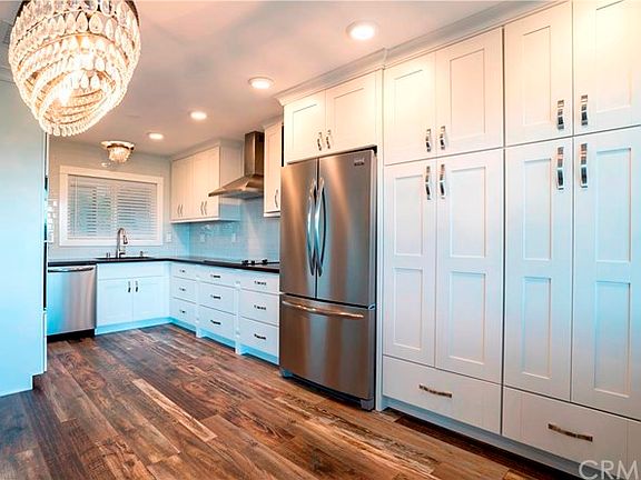 BEAUTIFUL CUSTOM CABINETS - STAINLESS STEEL APPLIANCES