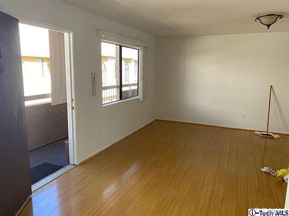 2nd image of 1131 E Chestnut St #2