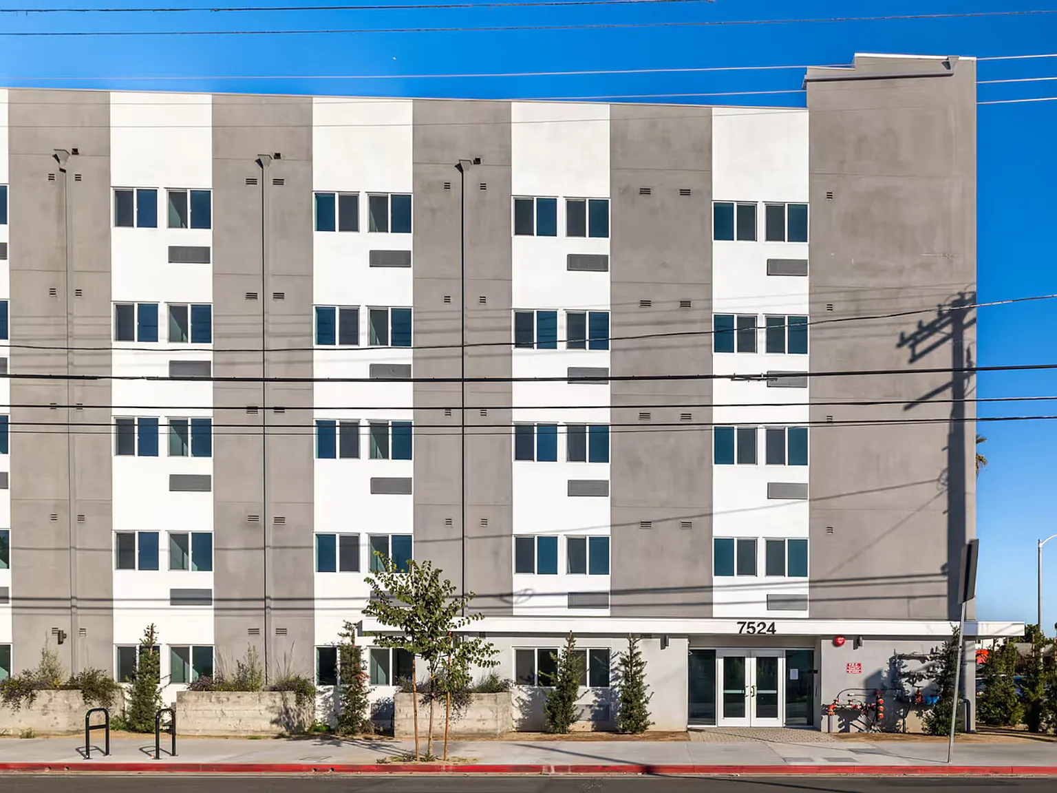 Gorgeous 1 bed/1 bath Apartments ~ LA City Section 8 Voucher Accepted! — Photo 4