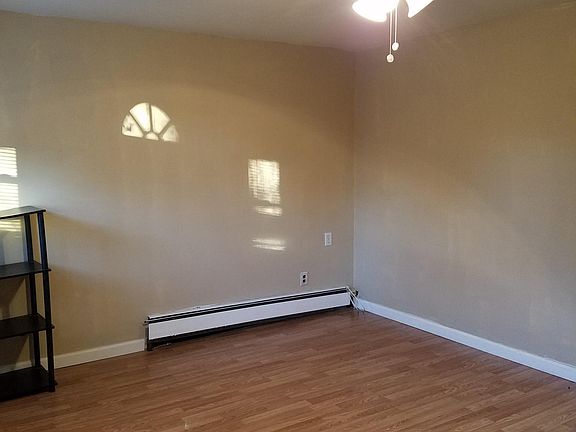 Huge Eat in Kitchen + Fan