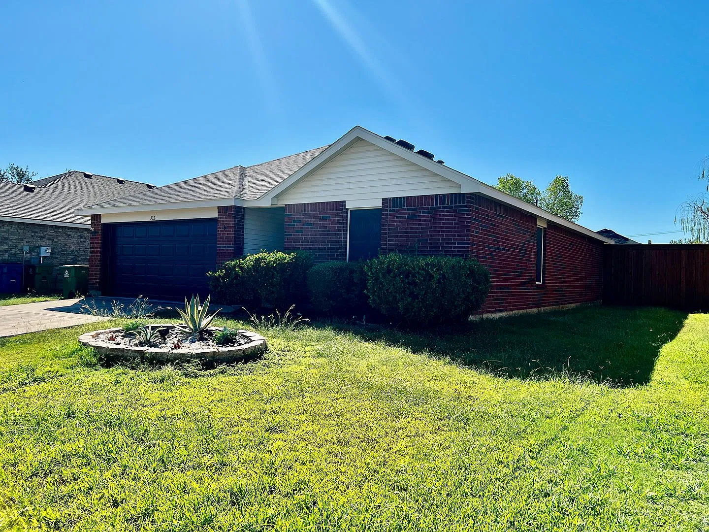 Charming 3-Bedroom Home with a Private Nice Garden — Photo 2