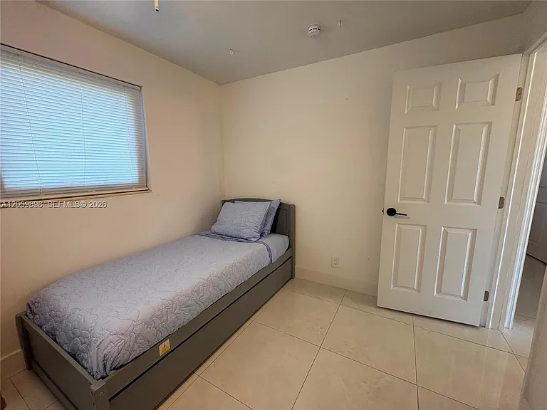 929 SW 10th Ave — Photo 11