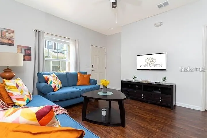 3 bed, 2.0 bath, 1300 sqft, $2,350 — Photo 3