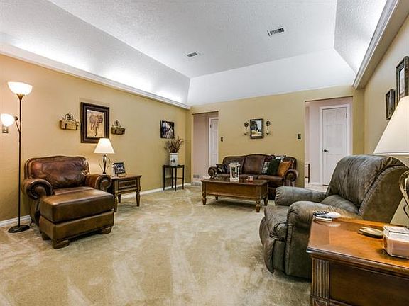 4th image of 3904 Shady Valley Dr