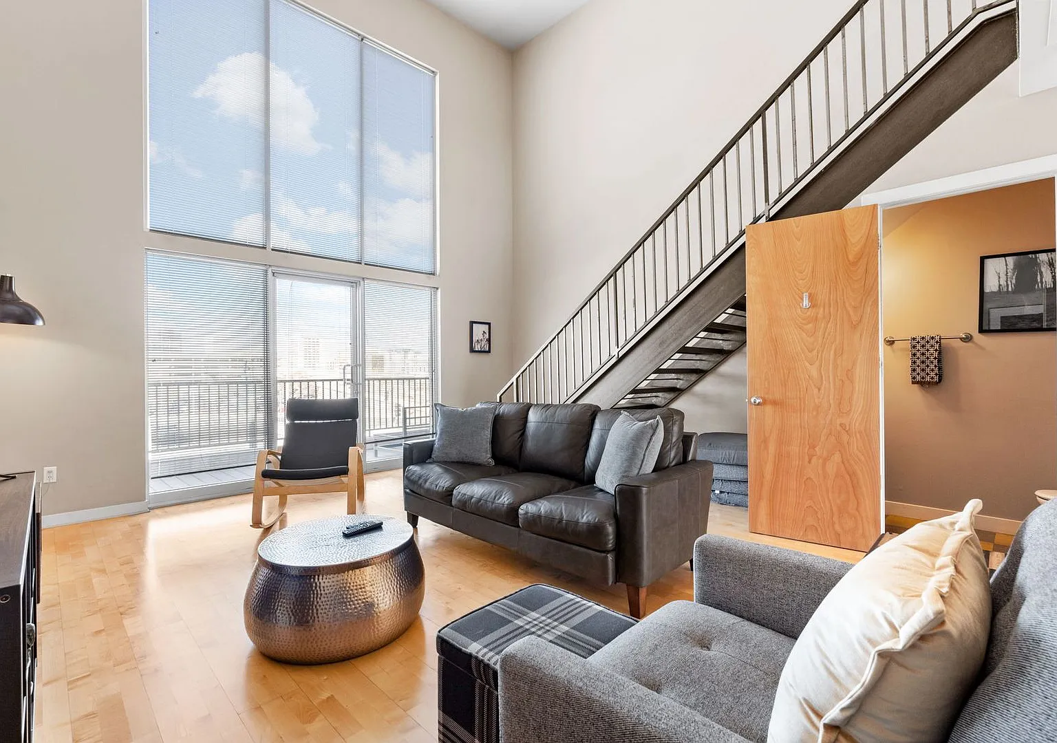 Luxury Furnished Loft on Broadway — Photo 1