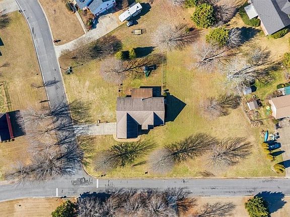 3rd image of 37 Heather Cir