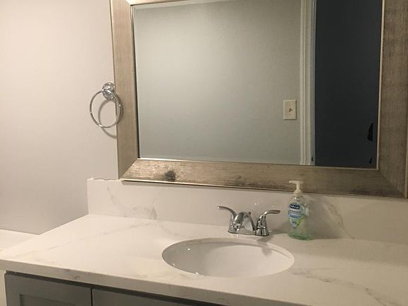 3rd image of 468 Woodlawn Ave APT D