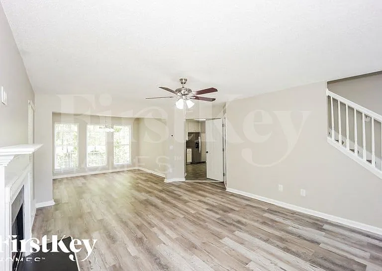 205 McIntosh Ct — Photo 3