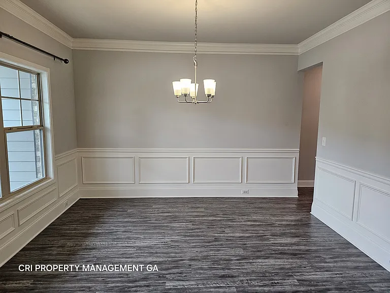 352 Newshaw Dr — Photo 5