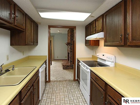 4th image of 3574 Neerpark Dr