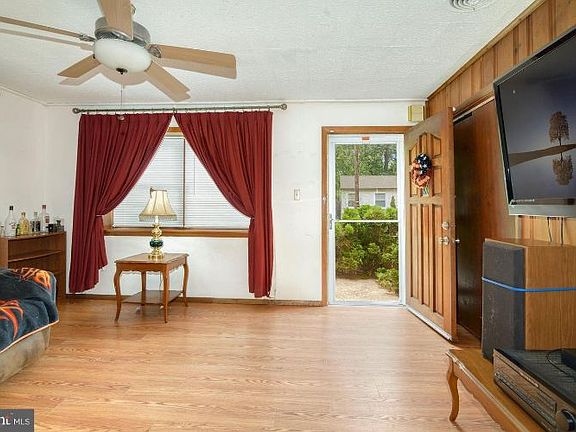 3rd image of 23 Fern St