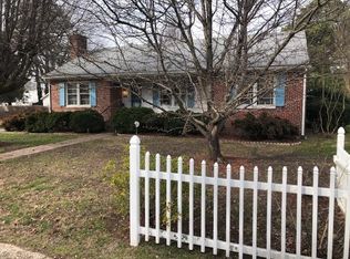 36 Claybrook Ave, Kilmarnock, VA 22482