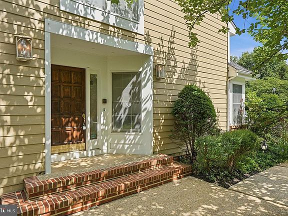 3rd image of 24 River Oaks Cir