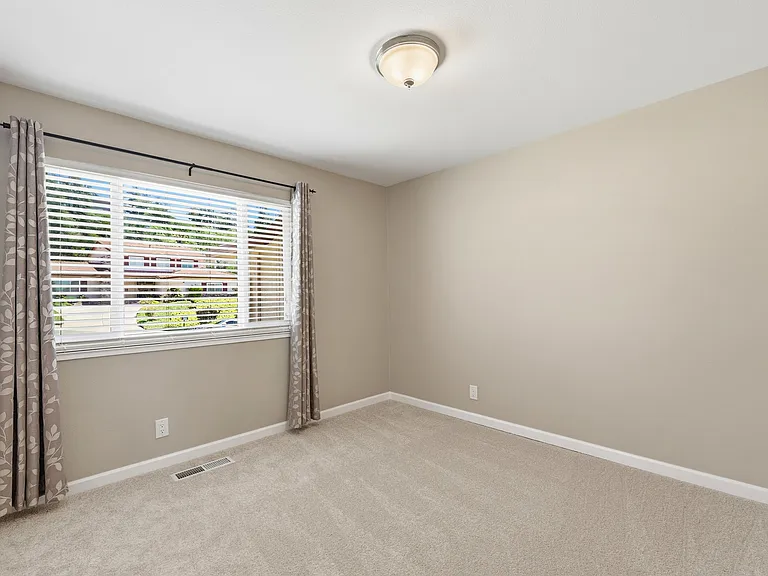 181 Piazza Way — Photo 30