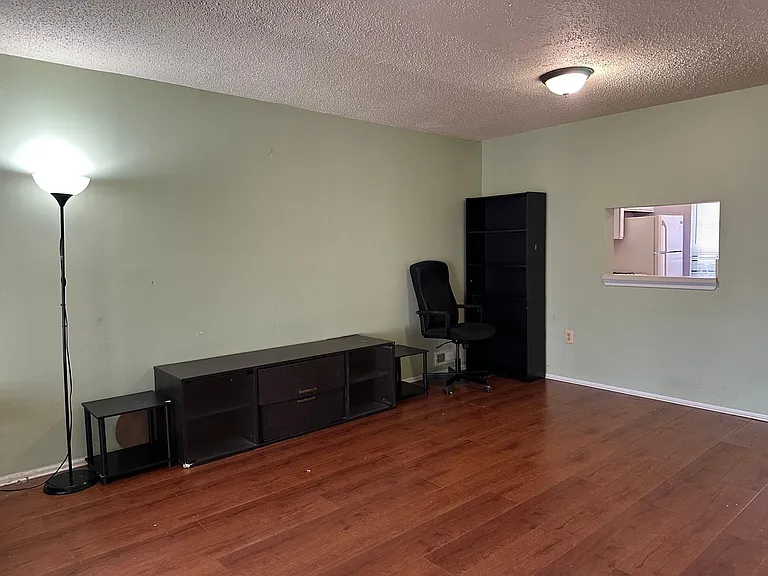 243 Hampshire Ct — Photo 13