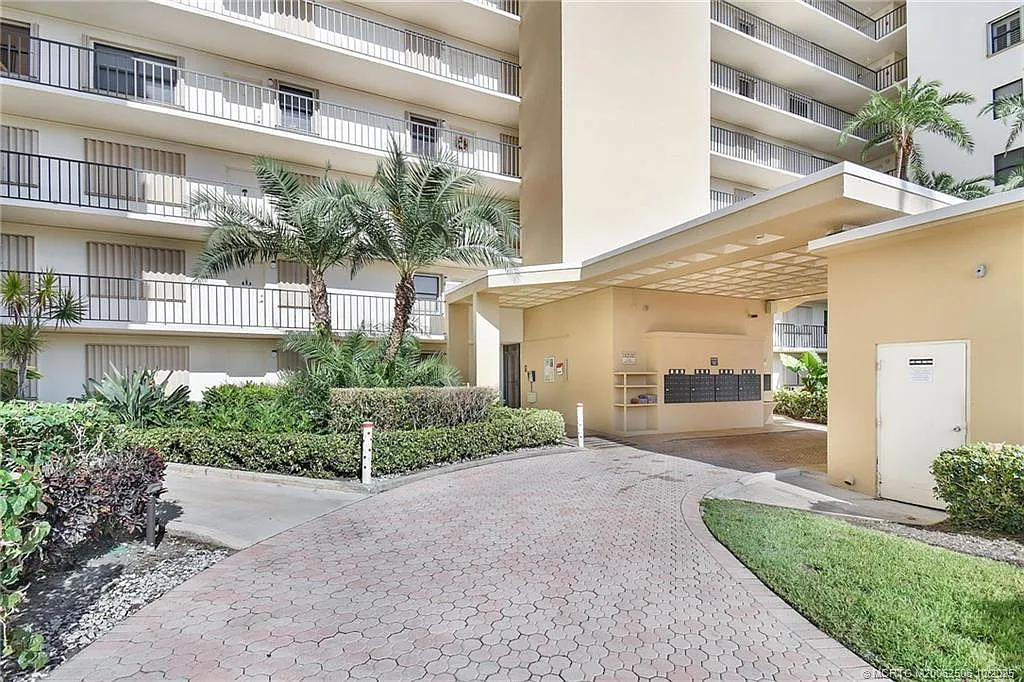 3 bed, 2.0 bath, 1372 sqft, $3,000 — Photo 2