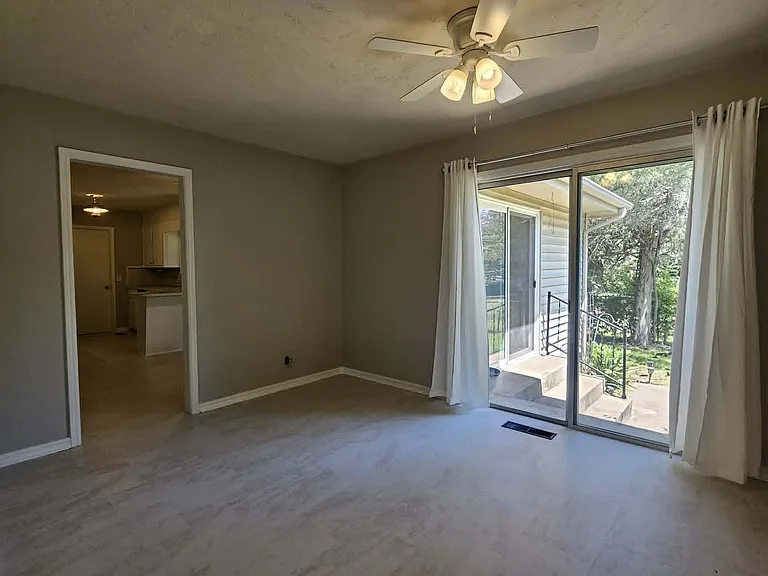 708 W Hartwood Ave — Photo 6