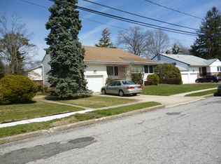 7 Meadow Ln, Freeport, NY 11520