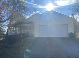 137 Wildwood Forest Ln, Mills River, NC 28759